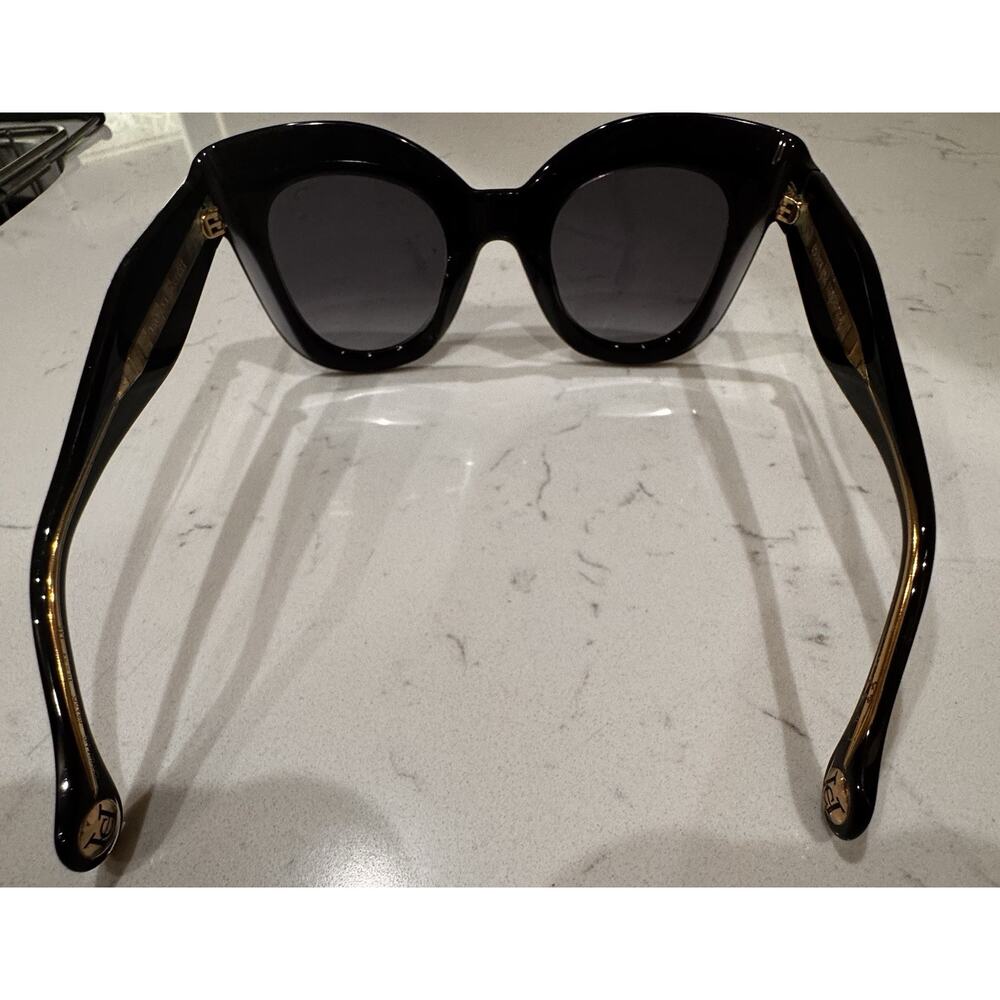CAROLINA HERRERA Oversized Cat - Eye Sunglasses Black - Picture 5 of 7